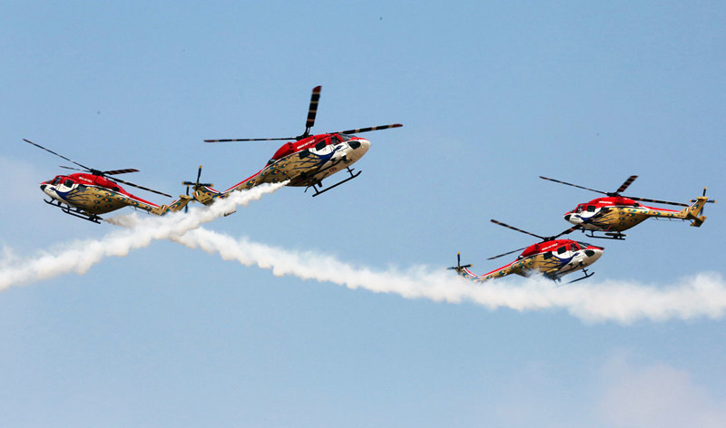Выступление пилотажной группы ВВС Индии Sarang на вертолетах Druhv 