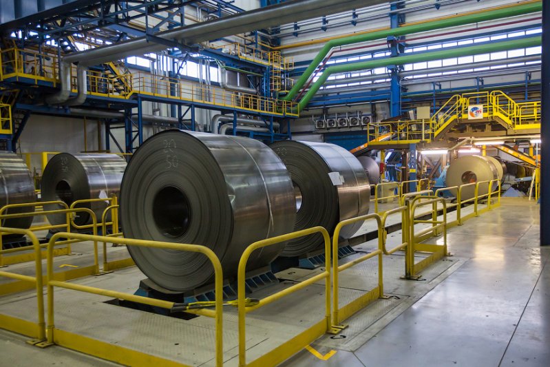 На склад оцинковочного цеха сталь приходит в рулонах. Они разной толщины и длины и эти параметры зависят от заказчика. 