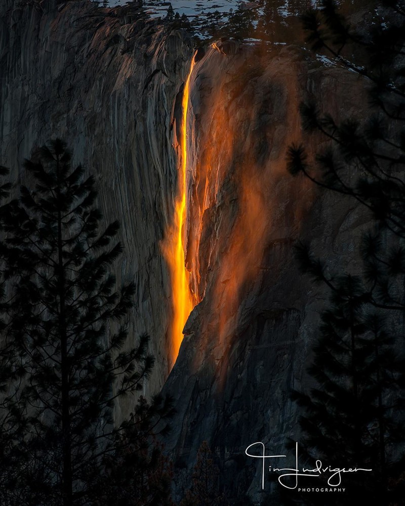 «Огненный водопад» в США: Оптическая иллюзия снова освещает Йосемитский национальный парк