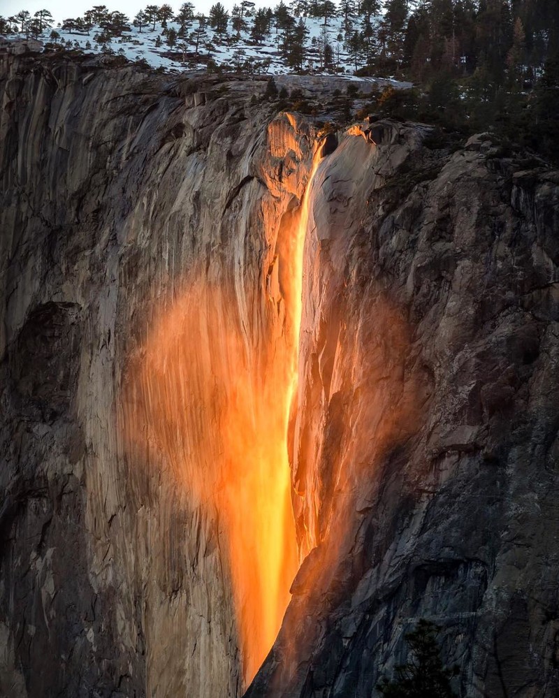 «Огненный водопад» в США: Оптическая иллюзия снова освещает Йосемитский национальный парк