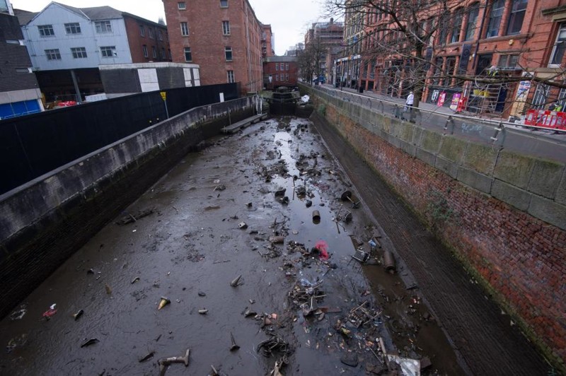 Невероятная дрянь: что показалось во время весенней чистки канала в Манчестере