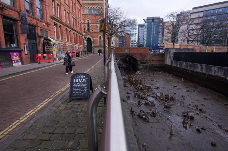 Невероятная дрянь: что показалось во время весенней чистки канала в Манчестере