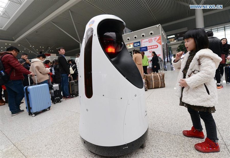 В Китае первый робот-патрульный заступил на службу на вокзале