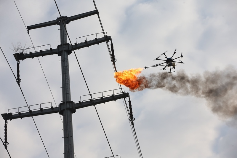 В Китае использовать дроны, чтобы сжигать мусор застрявший в проводах