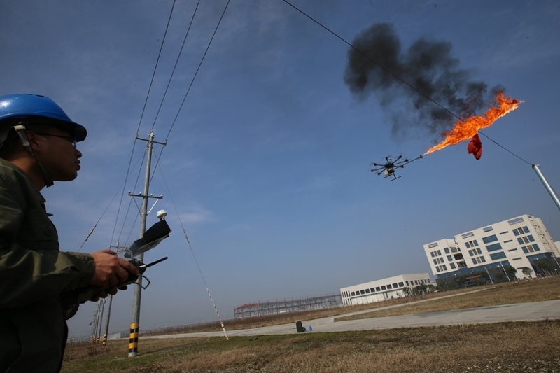 В Китае использовать дроны, чтобы сжигать мусор застрявший в проводах