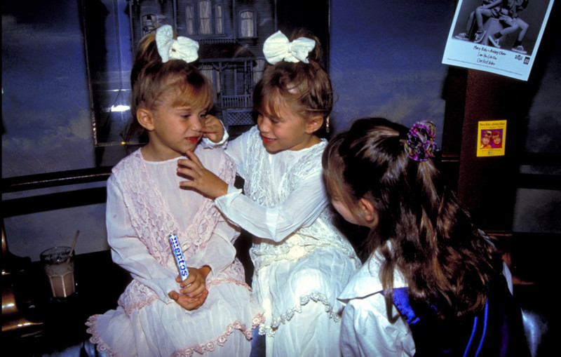 Юные актрисы сестры Олсен готовятся в кстрече с прессой в клубе "Планета Голливуд", 1993 год