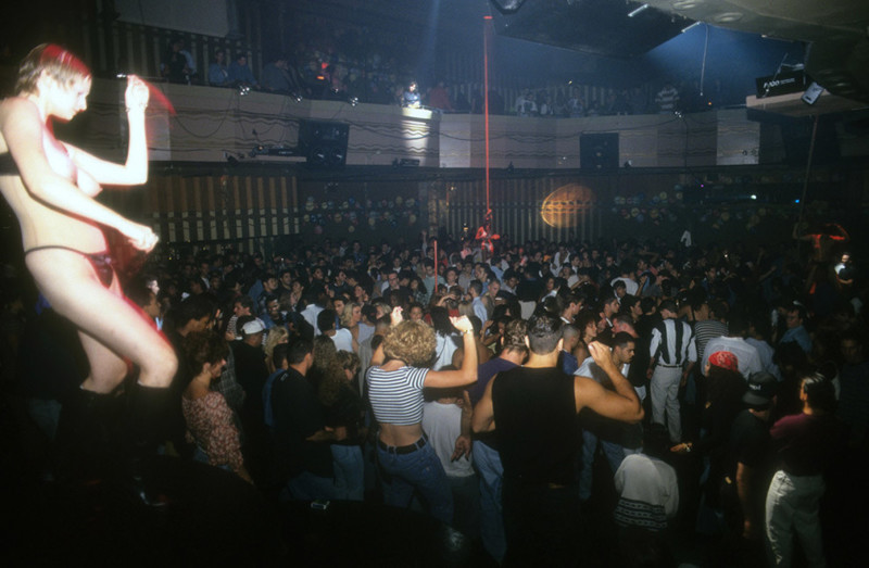 Клуб Webster Hall, 1993 год. Девчонки топлесс заводят танцпол
