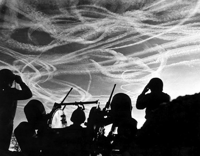 1944. Зенитчики наблюдают за воздушным боем
