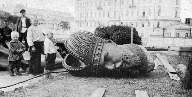 1918. Разрушенный памятник Александру III