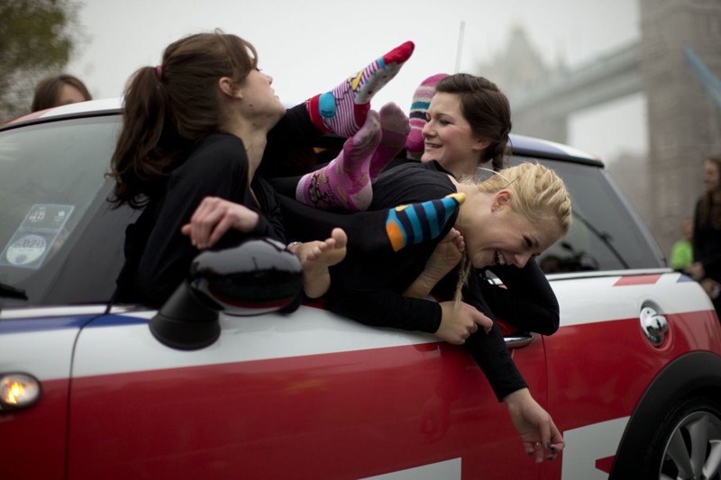 28 британских девушек-гимнасток поместились в Mini Cooper. Тем самым, девушки побили прошлогодний рекорд, когда в такую же машину влезло 27 человек.