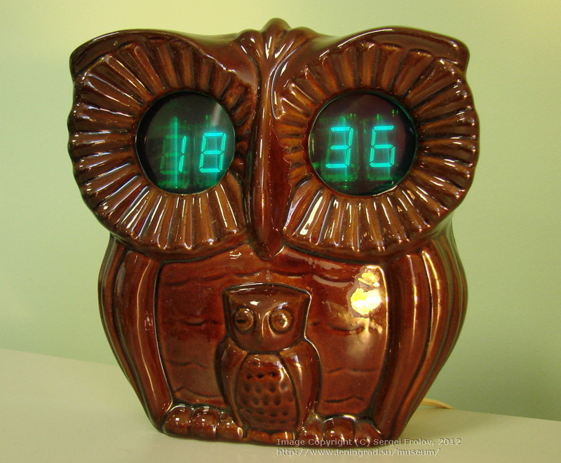 "Сова" настенные электронные часы с будильником. 1987