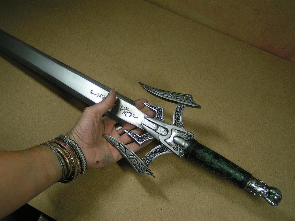 Нашел легендарный меч владыки демонов. Клайом Солас меч. Альбионовский владыка меч. Самый сильный меч. Самый мощный меч.