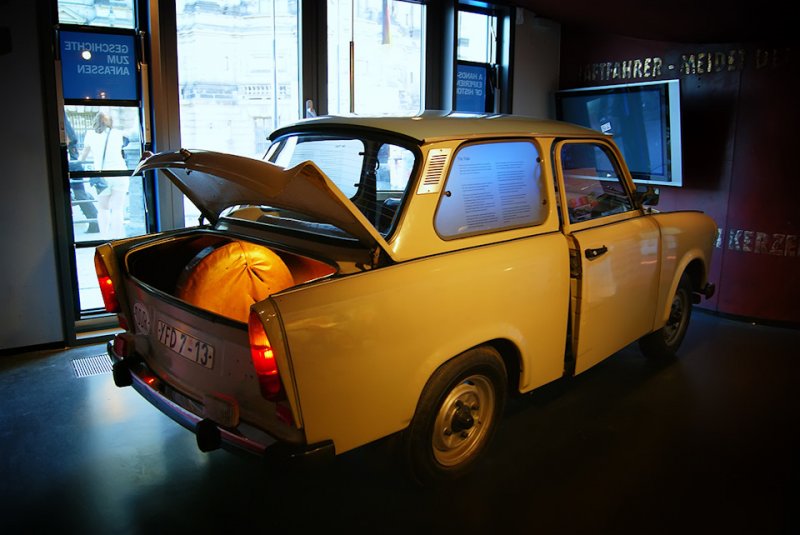 ''Заигранный'' Траби в Музее ГДР. Трогать и залезать вовнутрь — можно и нужно! Ещё одна машина есть в экспозиции ''Музея Берлинской Стены'', где фотосъёмка, увы, под запретом.