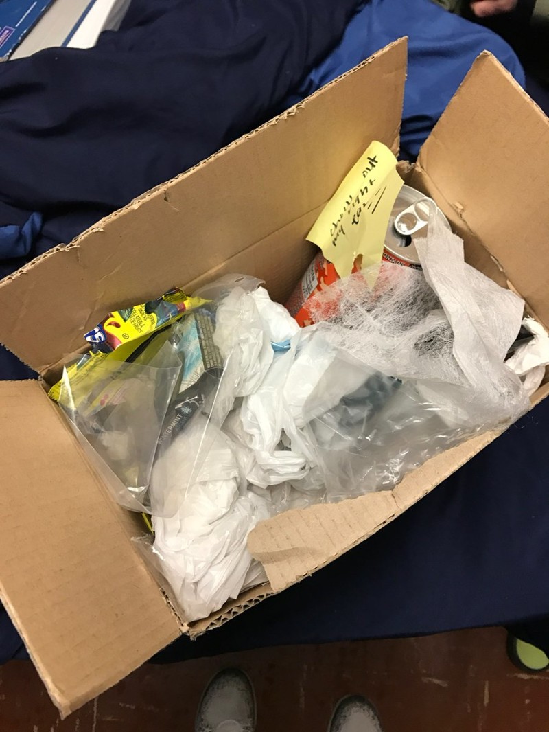 Студент получил от любящей матери посылку с мусором