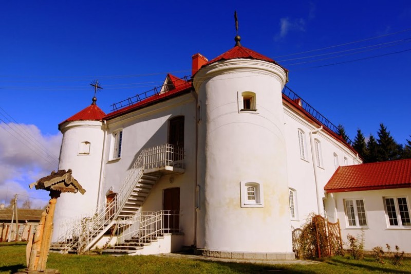 Дом-крепость начала 17-го века, который используется как психиатрическая лечебница для преступников.