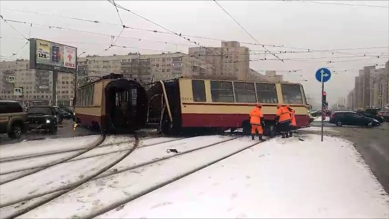 В Петербурге трамвай разорвало пополам