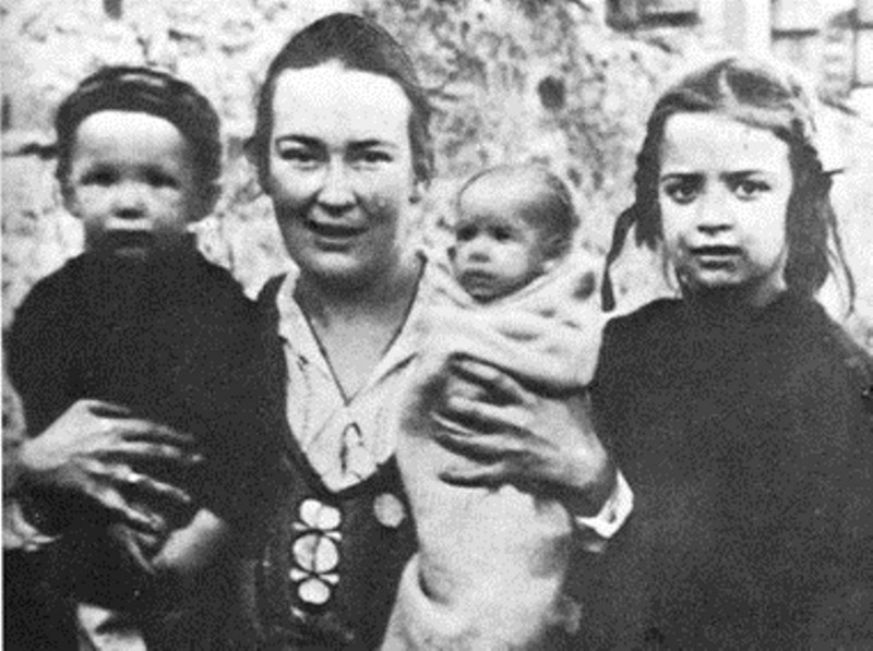 В годы войны Мать Мария(Скобцова) помогала переправлять беженцев через границу и выдавала фальшивые документы тем, кому грозил нацистский террор. Она погибла в фашистском концлагере и сама пошла на смерть, заняв место молодой женщины, отправленной в 