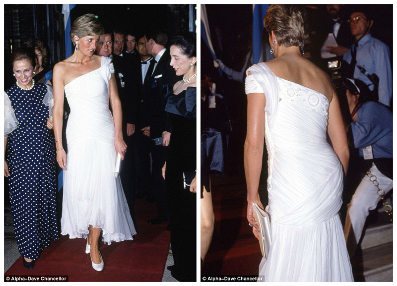 Дизайнер Gina Fratini для Hartnell, 1990 - Асимметричное платье с одним открытым плечом