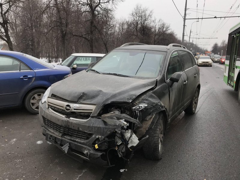 Авария дня. ДТП с участием трех машин произошло на юге Москвы