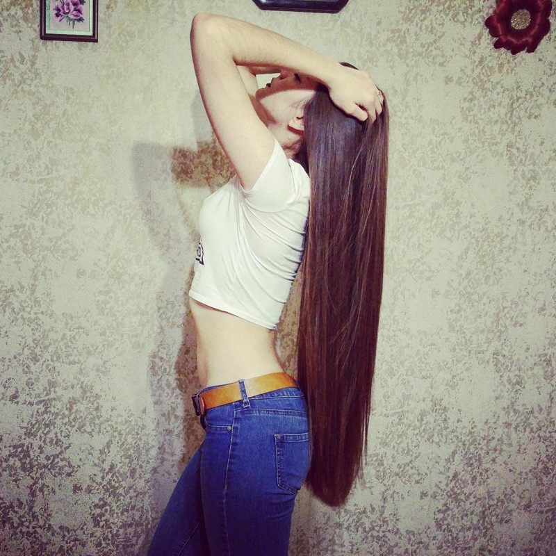 Девушка с длинными волосами