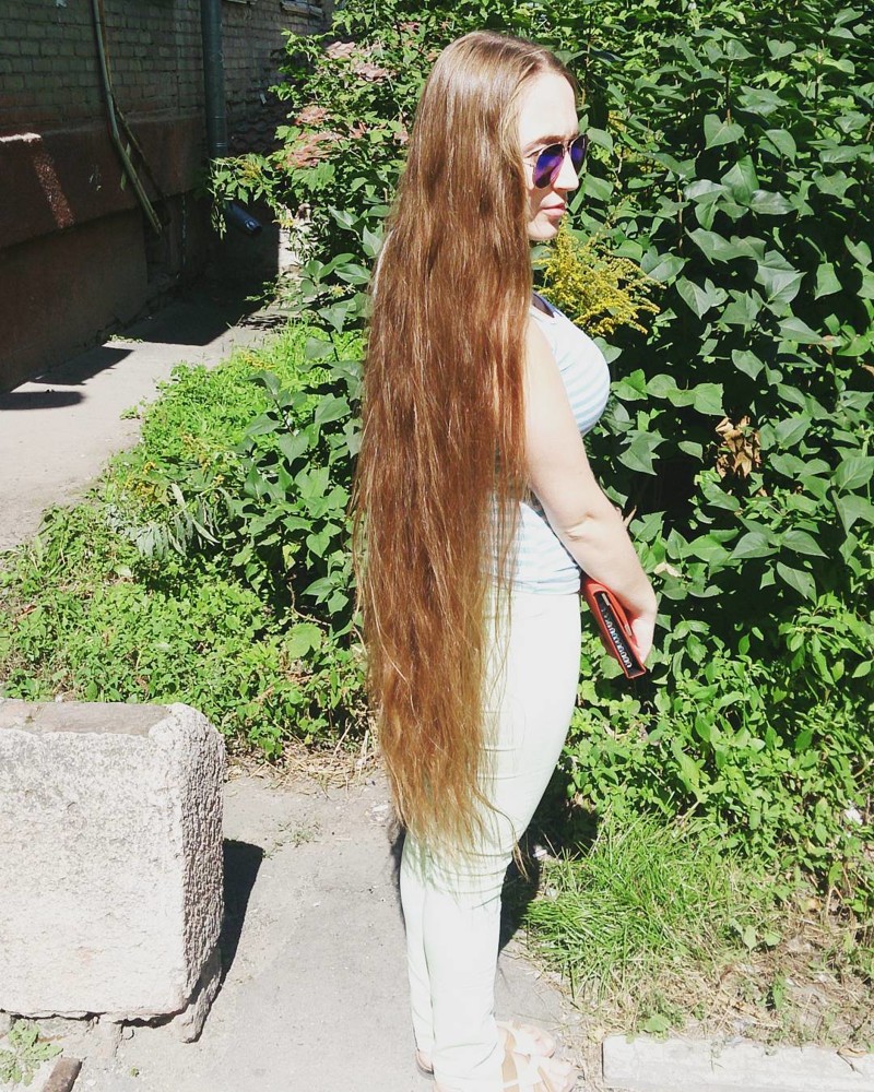 Девушка и очень длинные волосы