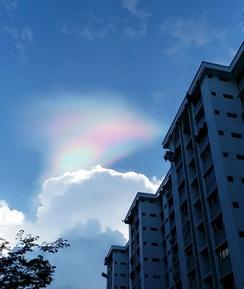 В небе Сингапура появилась необычная огненная радуга