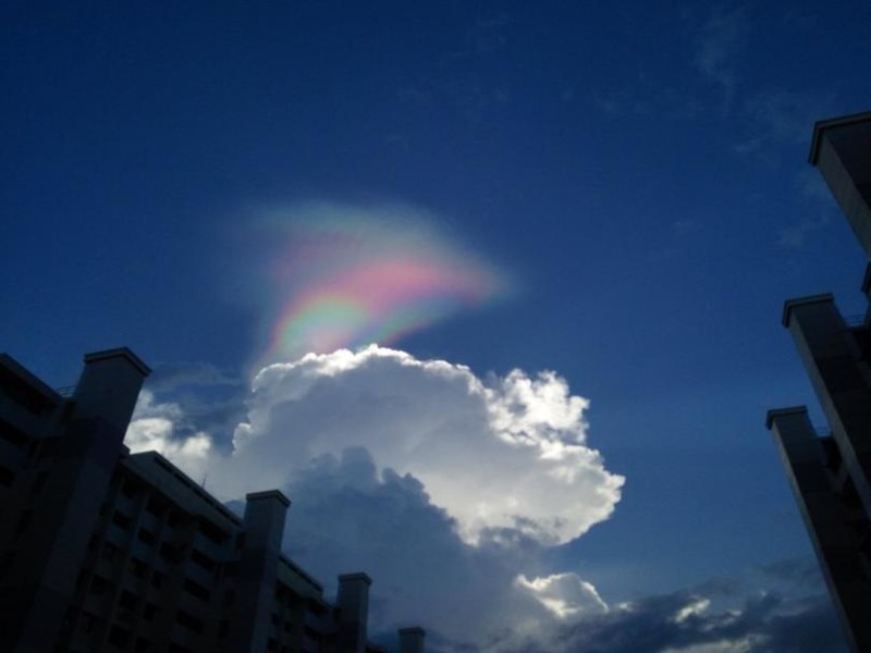 В небе Сингапура появилась необычная огненная радуга
