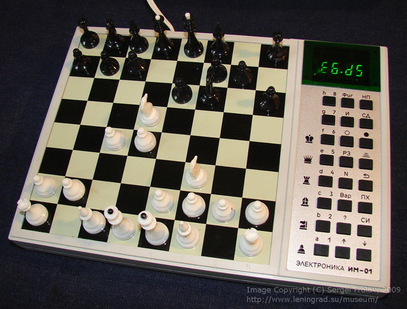 16. «Электроника ИМ-01» — шахматный компьютер, записывает ходы, играть можно вдвоем или против компьютера 1986 год