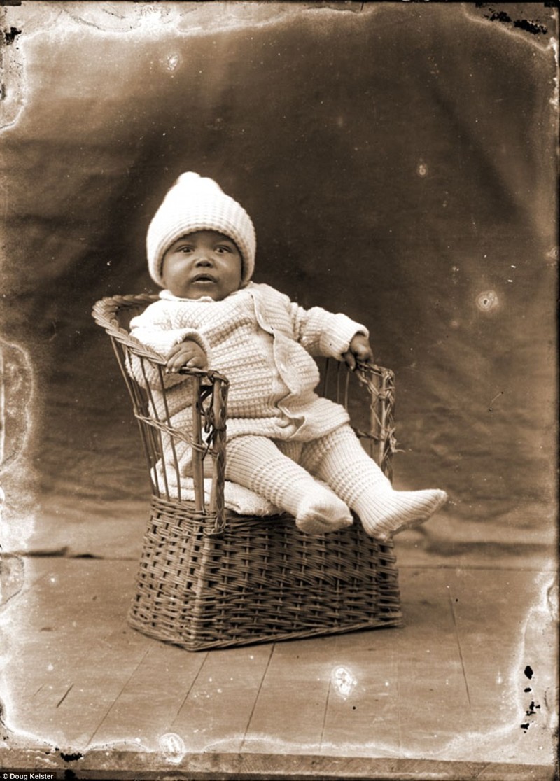 Малыш в вязаном костюмчике 