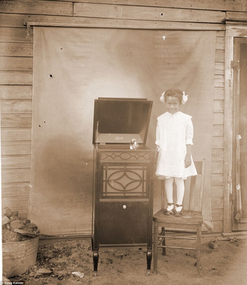 Девочка позирует рядом с фонографом Эдисона