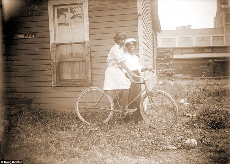 Флоренс Джонс на велосипеде вместе с матерью Кейт 