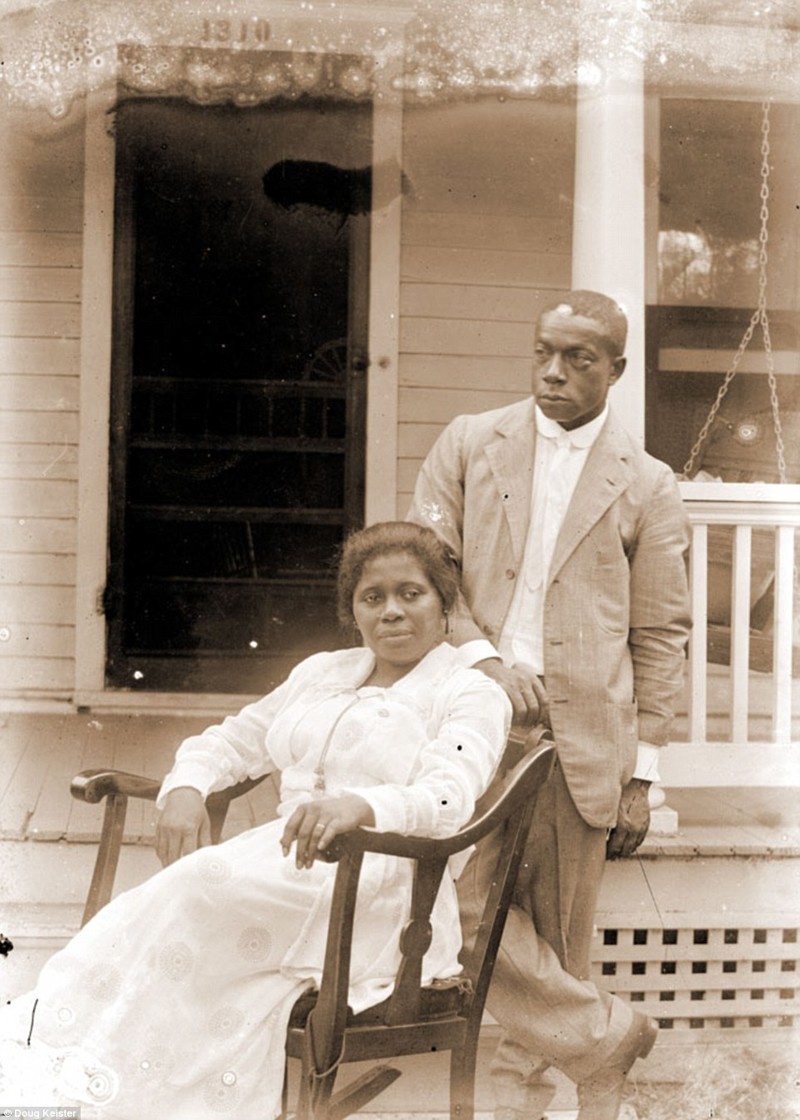 С 1910 по 1925 год фотограф-любитель Джон Джонсон сделал сотни фотографий темнокожих общин и иммигрантов в Линкольне, штат Небраска