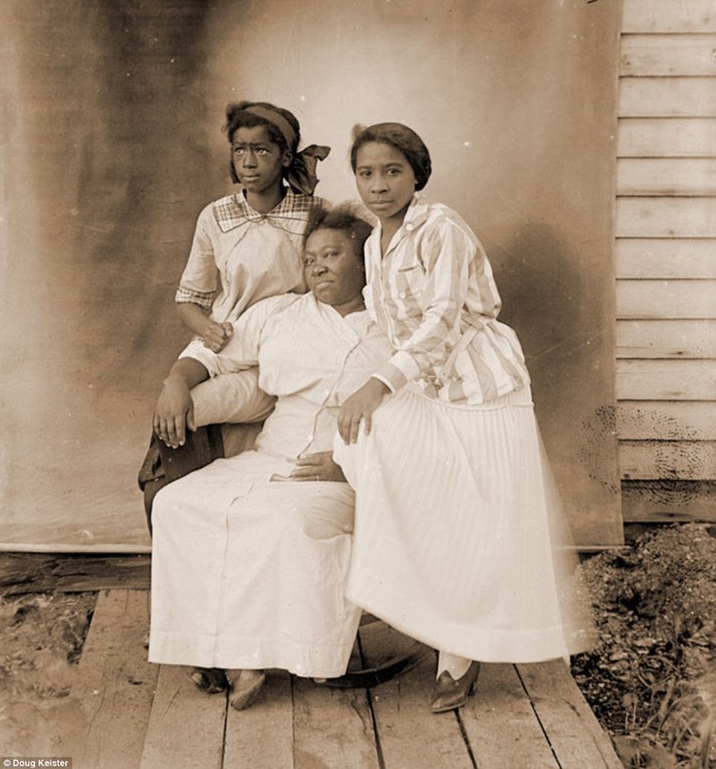 Флоренс Джонс (слева), Элеонора Кэрриджер (1893-1981)(справа) и ее мать Элис