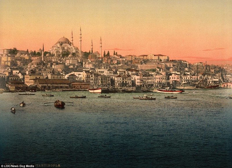 Вид с моста в Константинополе - месте, где Европа встречается с Азией. Вот она, повседневная жизнь города в конце 19 века 