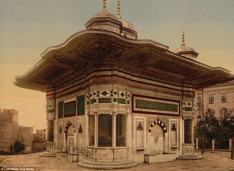Фонтан султана Ахмеда III - одна из известнейших достопримечательностей города, построен в 1728 году