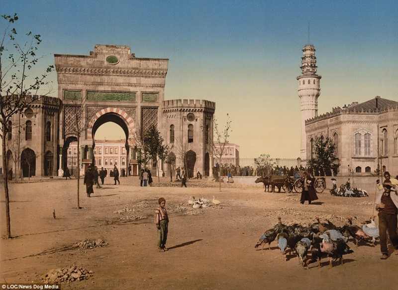 Военное министерство в Константинополе: ведущие во внутренний двор ворота Сераскер-капу и башня из белого мрамора 
