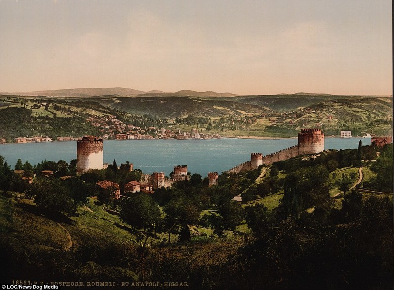 Этот город, расположенный по обеим сторонам Босфора, до падения Османской империи был одним из самых крупных и процветающих в Европе. Через него проходили торговые пути