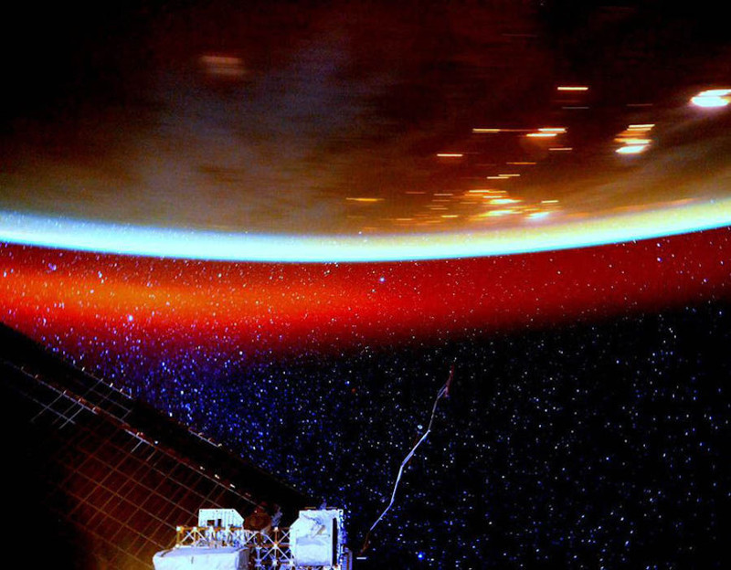 Так светится наша атмосфера. Фото с борта МКС.