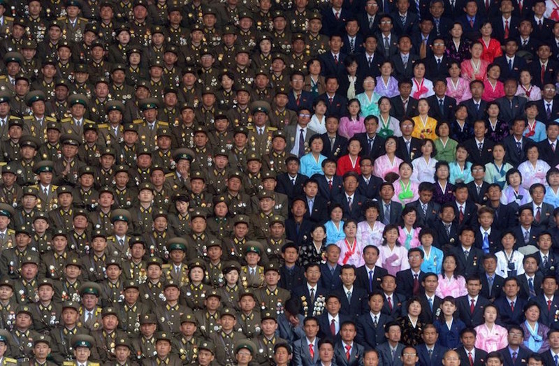 Военные и гражданские в Северной Корее на стадионе Ким Ир Сена.