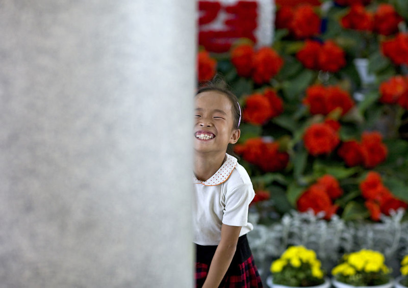 2. Девочка на фестивале цветов кимченирия, Пхеньян
