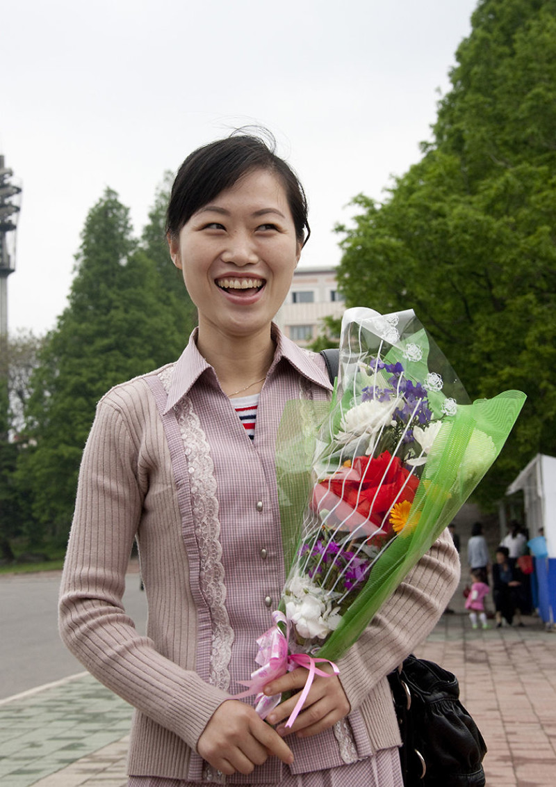 3. Женщина с букетом цветов, Пхеньян