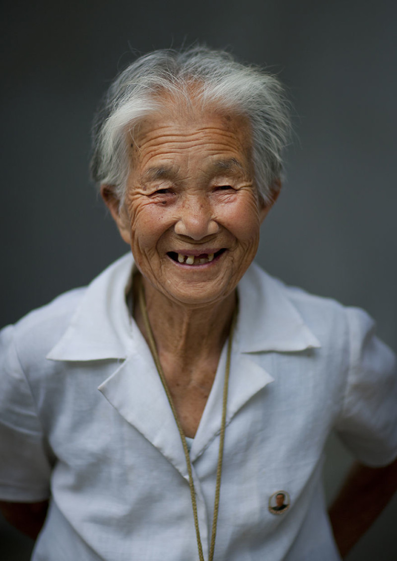 15. Улыбка пожилой жительницы Пхеньяна 