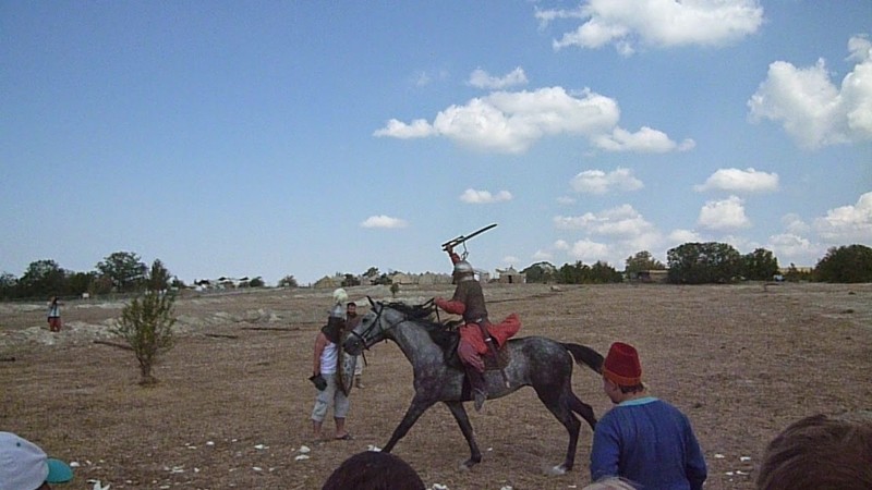 Воин сбивает капусту,насаженную на шлем.Приглашали желающих испытать на себе атаку конника.