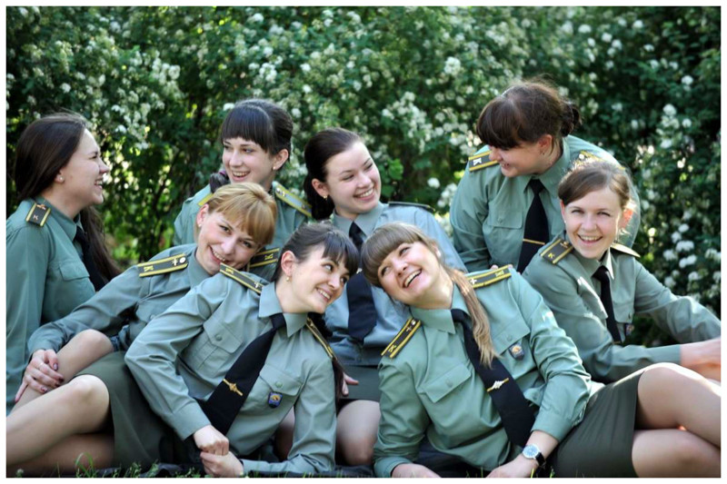 В настоящее время в Вооружённых Силах России проходит военную службу более 29 тысяч женщин-военнослужащих.