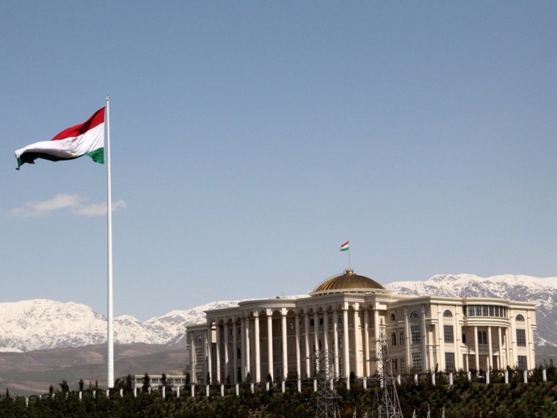 Флагшток, установленный в огромном президентском комплексе, таджики воспринимают как символ национальной гордости.   