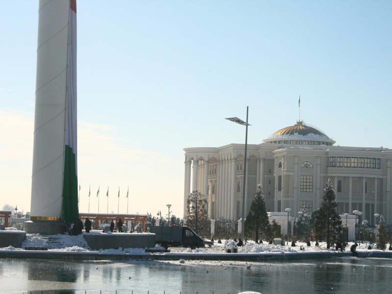 В 2011 году рекорд Баку был побит после сооружения 165-метровой мачты в Душанбе, Таджикистан.   