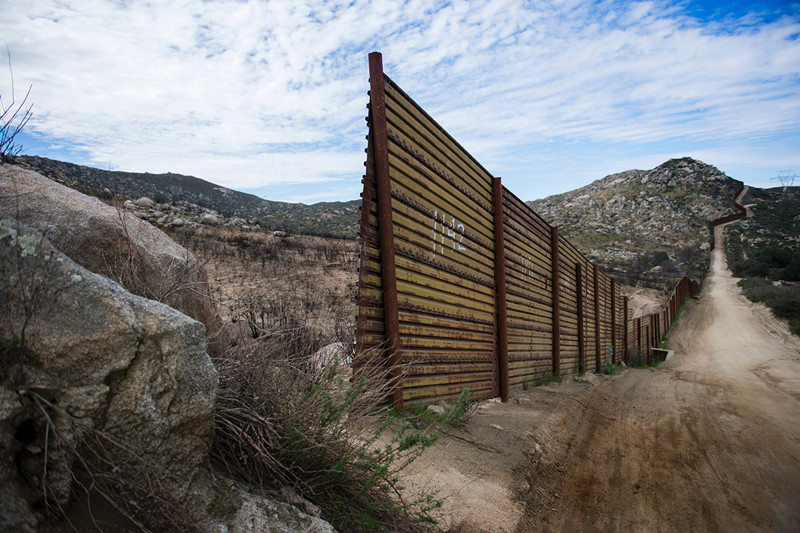 А здесь пограничный забор заканчивается: открытый участок близ местность в Текейта, со стороны Калифорнии