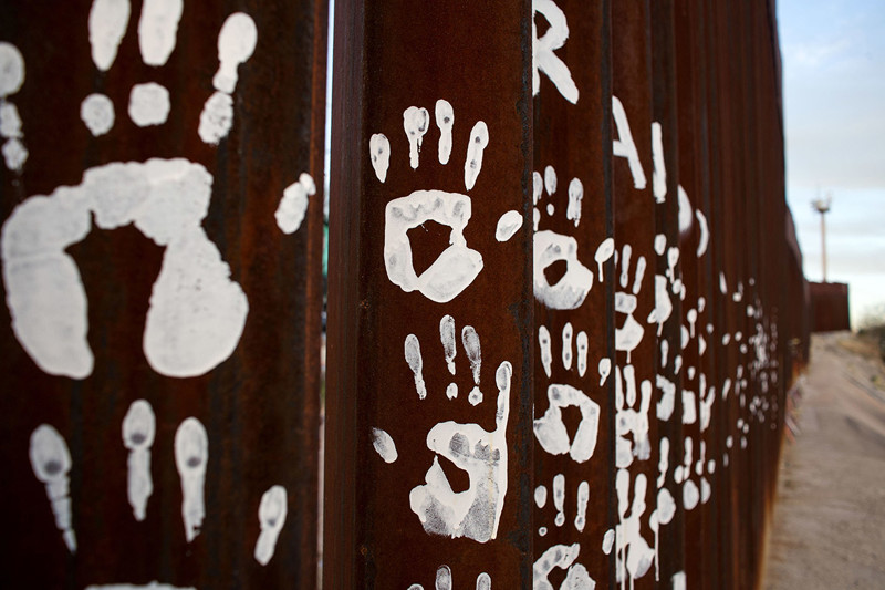 Отпечатки многочисленных ладоней на пограничном заборе в Ногалесе, Мексика