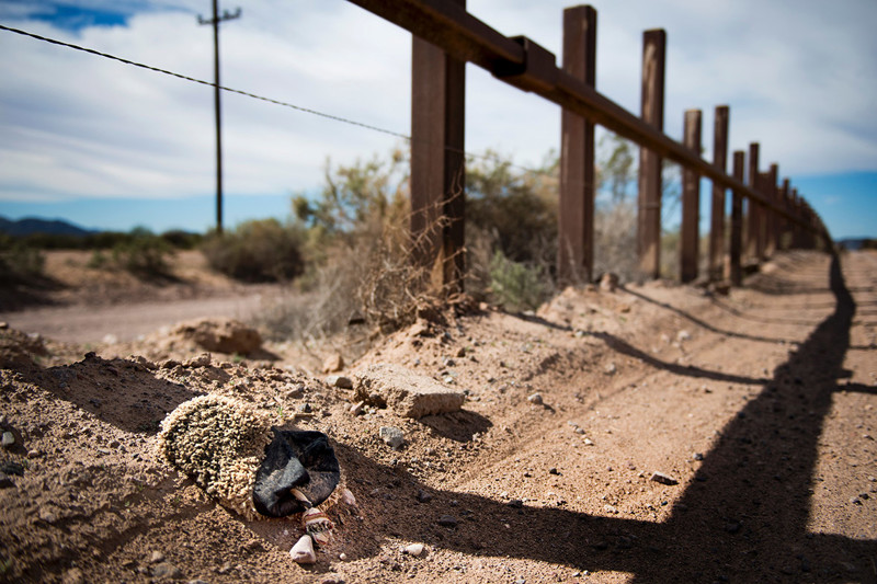 Ковровая "обувка", позволяющая скрыть отпечатки подошвы, брошена рядом с забором в штате Аризона 