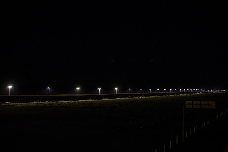 Вид на пограничный забор США / Мексика в районе Сан-Луис-Рио-Колорадо ночью 